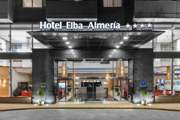 写真にはViator市にあるElba Almeria Business & Convention Hotelが写っています。