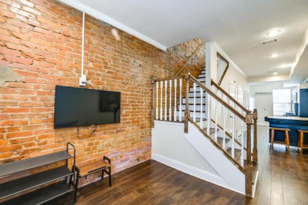 A la foto es mostra l'objecte Centrally Located DC Row House Near Restaurants! situat a la ciutat de Washington.