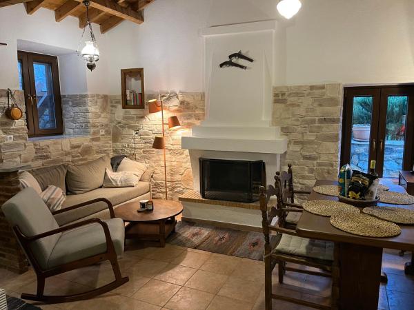 A la foto es mostra l'objecte Panorama Traditional Village House situat a la ciutat de Pili.