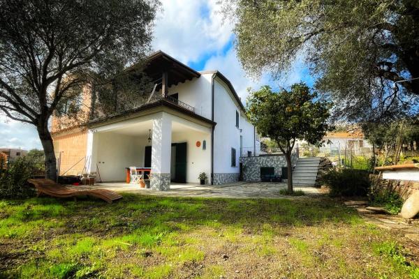 A la foto es mostra l'objecte Casa Smeraldo situat a la ciutat de Budoni.