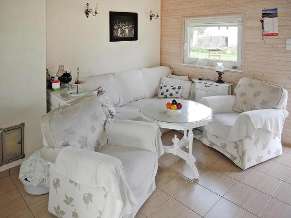 Na zdjęciu widoczny jest obiekt Holiday Home on Lake Ostrowo near Baltic Sea położony w mieście Przybiernów.