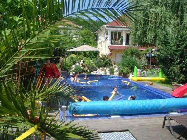 På billedet ses objektet Holiday Vendégház és Szabadidőkert beliggende i byen Ózd.