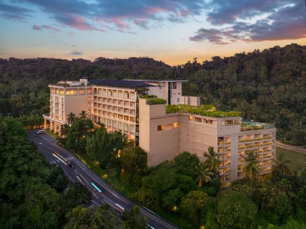 Na fotografii je vidět objekt The Golden Crown Hotel nacházející se ve městě Kandy.