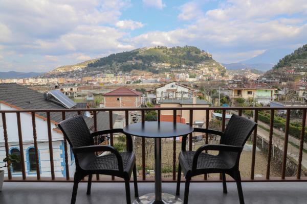 A la foto es mostra l'objecte Villa Kince situat a la ciutat de Berat.