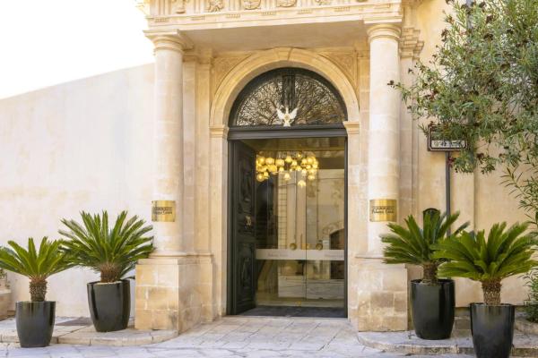 The photo shows the Palazzo Conti Camere & Suites located in the city of Scicli.