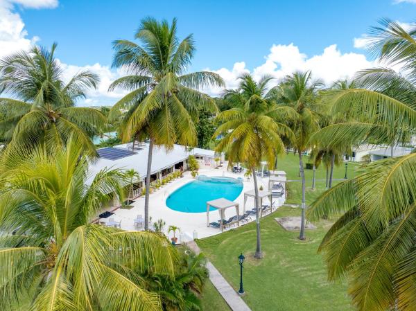 Na zdjęciu widoczny jest obiekt All Seasons Resort położony w mieście Saint James.