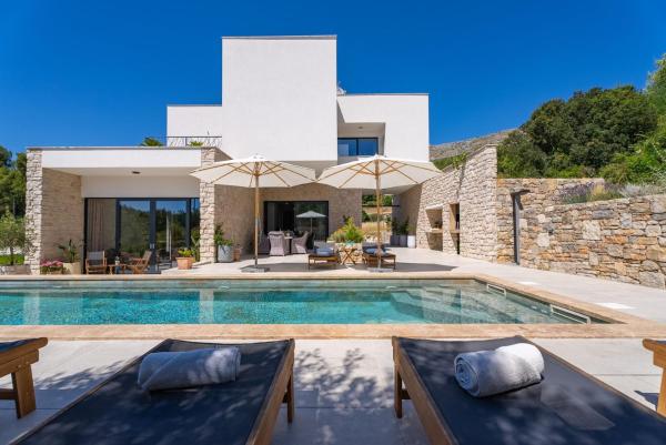 Na fotografii je vidět objekt New! Villa Praska with private 28,5 sqm pool, 3 en-suite bedrooms, Sauna, 1km to Beach nacházející se ve městě Podstrana.