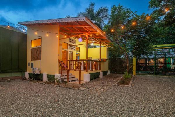 На фото показан объект Cabina Bocaraca, 3Min from the Beach! Playa Chiquita, расположенный в городе Пунта-Ува.