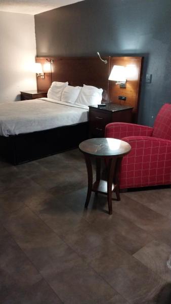 A la foto es mostra l'objecte King Bed Hotel Room 155 situat a la ciutat de Jackson.