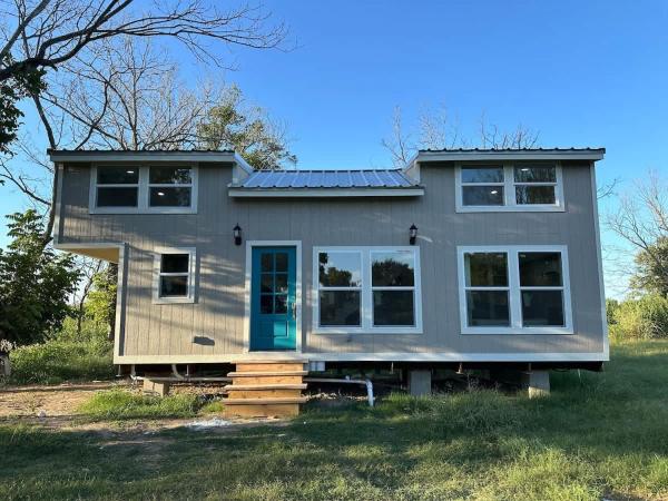 Na fotografii je vidět objekt New Entire Tiny Luxury Home nacházející se ve městě Utley.
