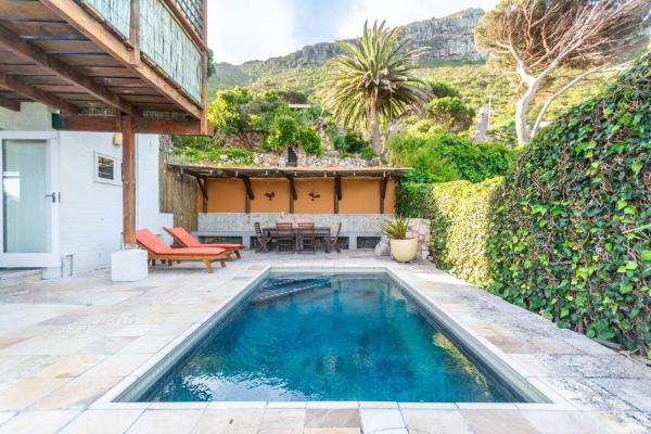 A la foto es mostra l'objecte St James Pool Cottage situat a la ciutat de St James.