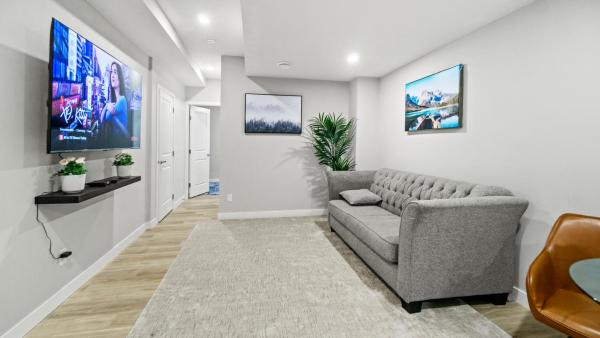 A la foto es mostra l'objecte Serene Stays situat a la ciutat de Calgary.