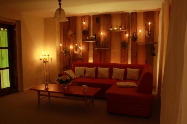 Na fotografii je vidět objekt Fewo Kerzenzimmer - Märchen aus Wachs und Flamme nacházející se ve městě Bäbelin.