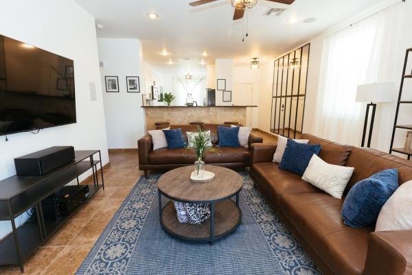 A la foto es mostra l'objecte Industrial Desert Oasis 3 BDR Home situat a la ciutat de Clint.