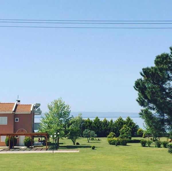 Nella foto è visibile l'oggetto LUXURIOUS SEASIDE Villa SITHONIA HALKIDIKI situato nella città di Lagomandra.