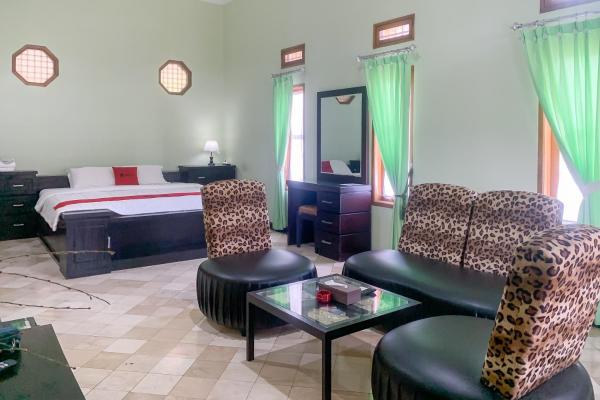A la foto es mostra l'objecte RedDoorz Resort Hotel ANB Pameungpeuk Garut situat a la ciutat de Cihideung.