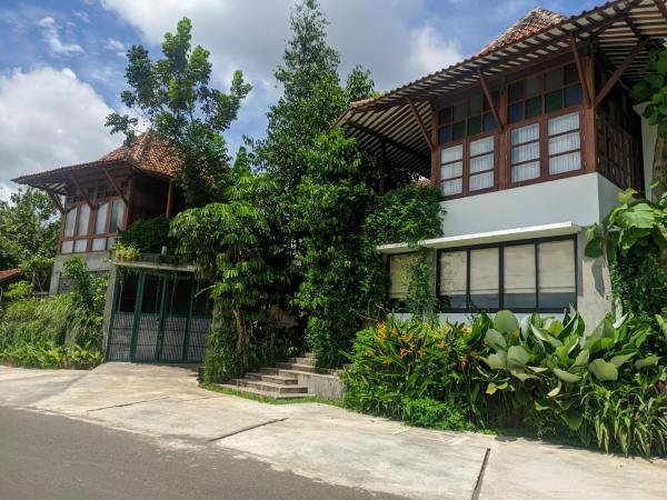 写真にはJetis市にあるOmah Betakan Boutique Homestayが写っています。