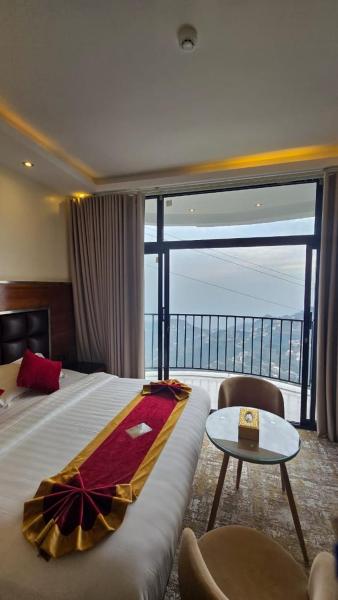 På billedet ses objektet فندق فيفاء الفاخر beliggende i byen Fayfāʼ.