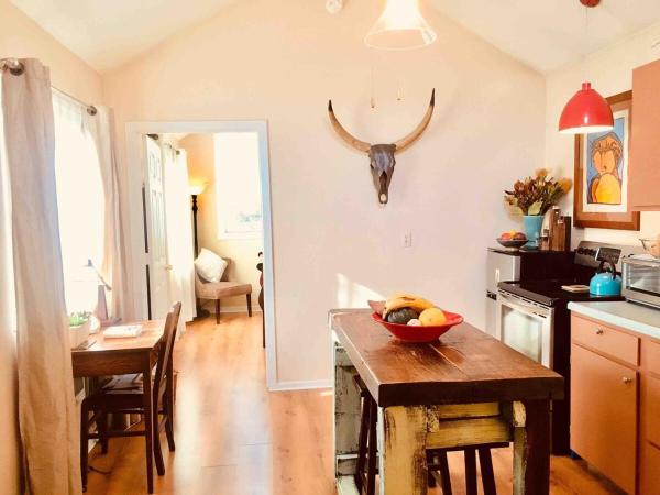Na zdjęciu widoczny jest obiekt Charming Garden Cottage położony w mieście Eugene.