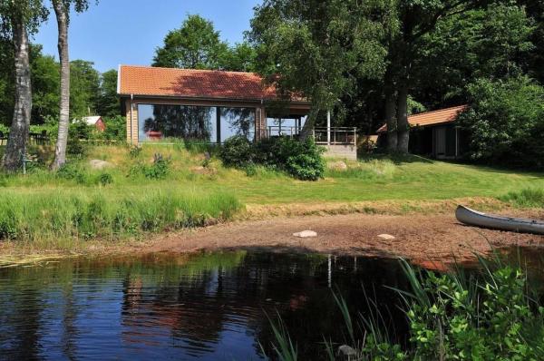 The photo shows the Villa Vitasjö located in the city of Hishult.
