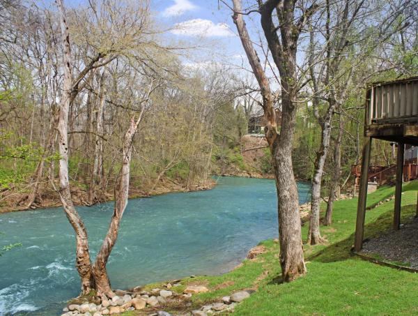 Auf dem Foto ist das Objekt Henderson's Riverside in der Stadt Pigeon Forge zu sehen.