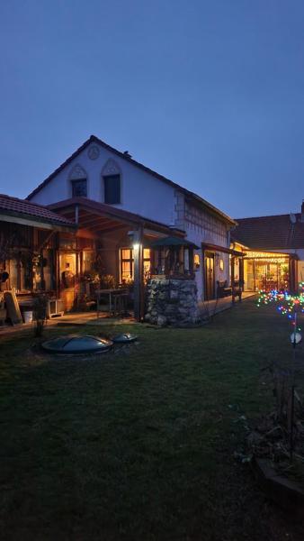 Na fotografii je vidět objekt Svatoplukovo království nacházející se ve městě Štefanová.