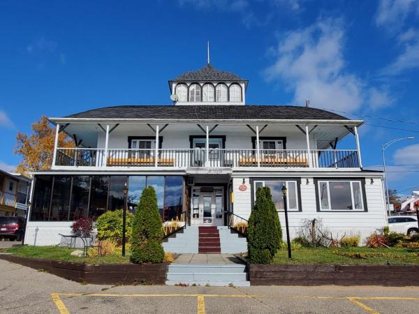 На фото показан объект Hotel - Motel Georges, расположенный в городе Бе-Сент-Катрин.
