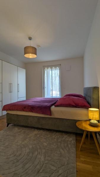 På billedet ses objektet Neue moderne große Wohnung am See mit Terrasse, Garten, Einbauküche, Badewanne, Dusche, nähe Berlin beliggende i byen Bestensee.