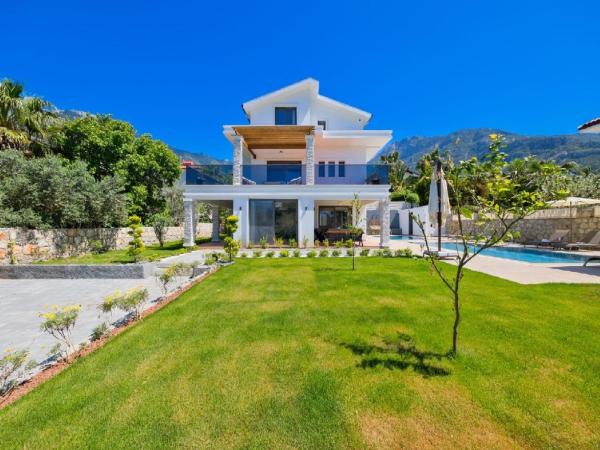 På billedet ses objektet Fethiye Oludeniz Luxury Villa with Two Pools beliggende i byen Fethiye.