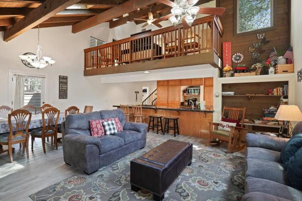 Auf dem Foto ist das Objekt 4br 2 Bath home in 2 Landrise in der Stadt Sunriver zu sehen.