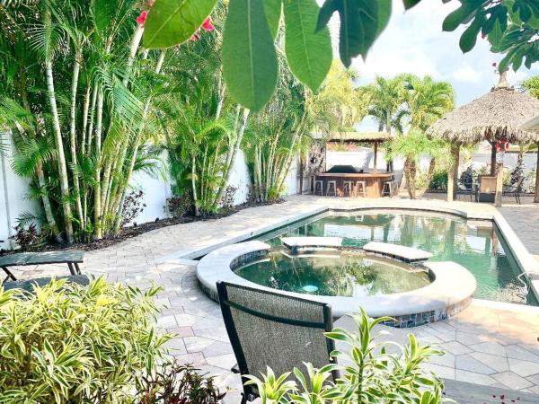 Na zdjęciu widoczny jest obiekt Tropical Oasis 10th położony w mieście Bradenton.