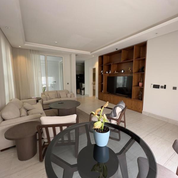 A la foto es mostra l'objecte شقة فاخرة ومميزة في حي الملقا - luxury premium apartment in Al Malqa situat a la ciutat de Riad.