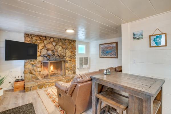 A la foto es mostra l'objecte Walk to Beach Dog-Friendly Cabin in Glenbrook! situat a la ciutat de Glenbrook.
