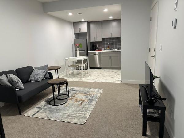 写真にはカルガリー市にあるModern & Stylish Private Suite in Pine Creekが写っています。