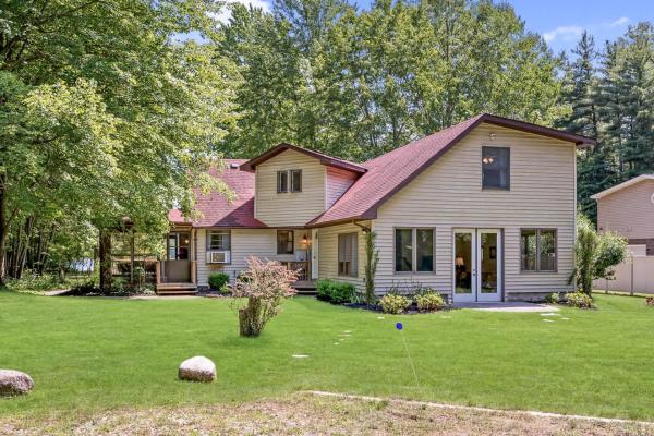 La photo montre l'objet Scenic and Stunning Lakefront Home with Large Yard situé dans la ville de Pullman.