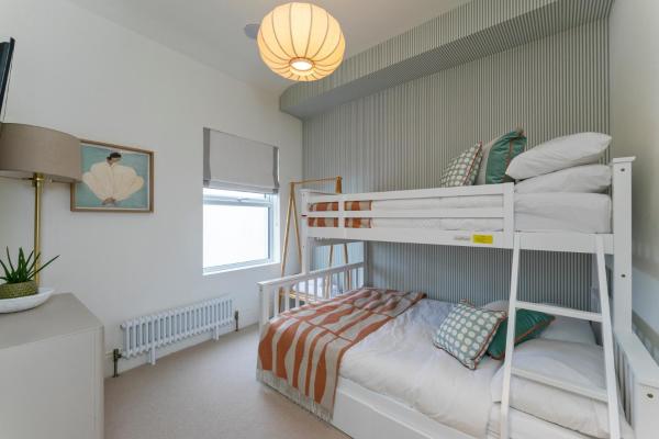 Foto 3: 2-Bed - Sleeps 6 - Seafront View with Free Parking