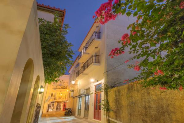 På bilden syns objektet Pension Omorfi Poli som ligger i staden Nafplion.