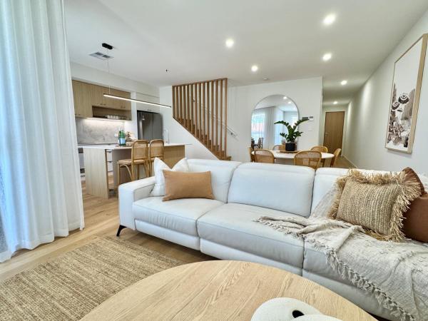 La photo montre l'objet 'Sandbar Escape' 3BR Beach House at Henley Beach situé dans la ville de Henley Beach.
