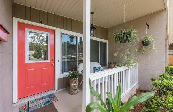 写真にはジキル島市にあるSandyToes B Beach bikes pool & Funが写っています。