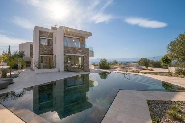 A la foto es mostra l'objecte Elia Cove Luxury Villa II situat a la ciutat de Asprókambos.