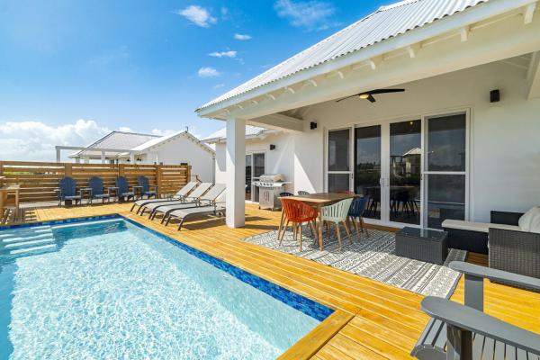Camey's House and Mistico Beach Club plus Boat Shuttle, San Pedro