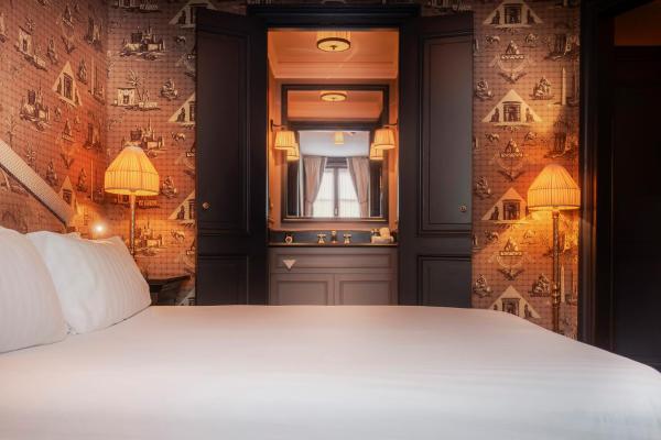 A la foto es mostra l'objecte Maison Athénée situat a la ciutat de París.