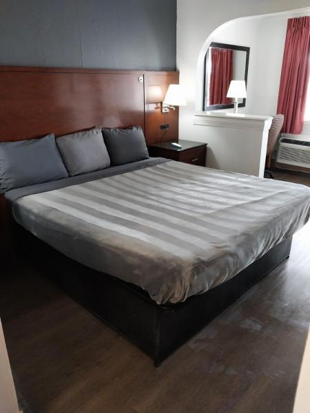 Auf dem Foto ist das Objekt King Bed Hotel Suite 202 in der Stadt Jackson zu sehen.