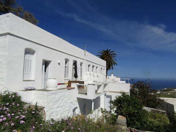 A la foto es mostra l'objecte Traditional Cycladic House with a View situat a la ciutat de Artemon.