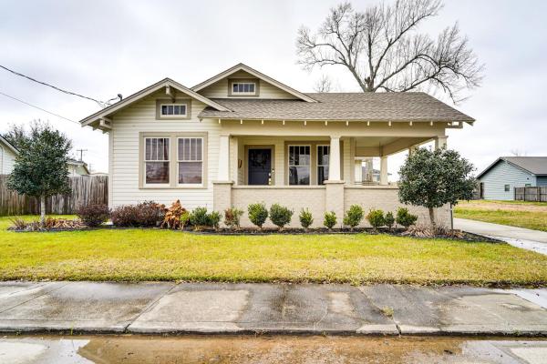 På bildet vises objektet Family Home with Deck and Yard in Lake Charles som ligger i byen Lake Charles.