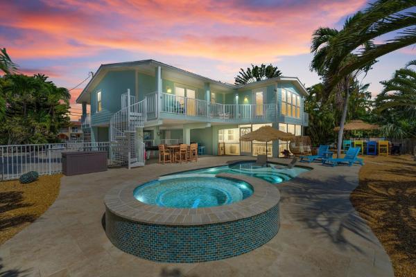 A la foto es mostra l'objecte COMING SOON! Rest-A-Shore Waterfront Home, New Private Pool home situat a la ciutat de Marathon.