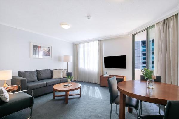 Charlotte's Poolside Stay - Steps To Dining & Shops - Brisbane