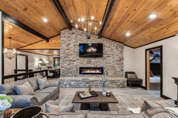 På bildet vises objektet Honeybear Hideaways - Luxurious Modern 7BR Cabin with Indoor Pool, Game Room, Hot Tub & Fireplace som ligger i byen Caton.