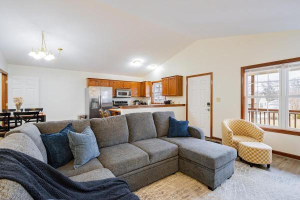Comfort Awaits At Cozy Get Away - Dog Friendly - Akron, OH