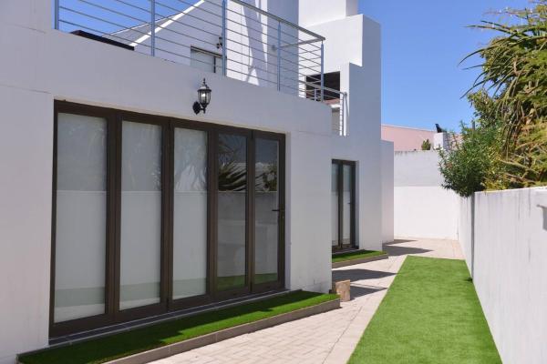 Na zdjęciu widoczny jest obiekt Pelican Cove is a Modern 4-Bedroom Holiday Home in Langebaan with some Sea Views położony w mieście Langebaan.